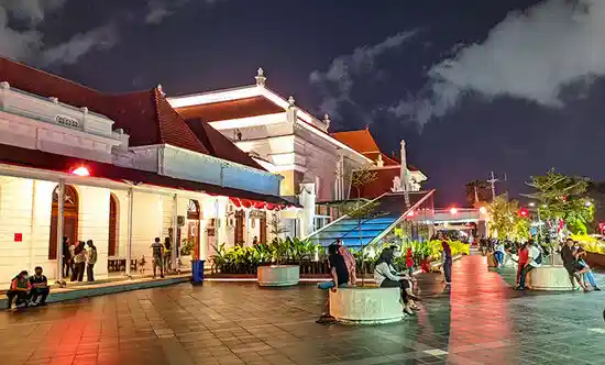 Wisata Malam Alun-Alun Surabaya